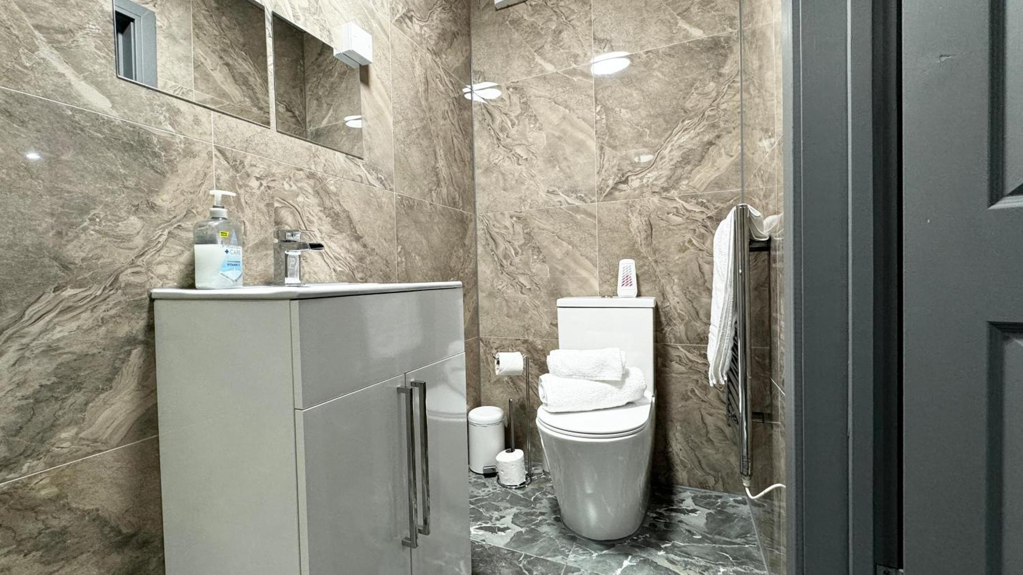Rnm - Upgraded Business Stay For Travelling Contractors, All Amenities, Private Access Entire Place, Kitchen & Washroom, Smart Tv, Easy Access, Parking Nearby Cradley Heath Exterior foto