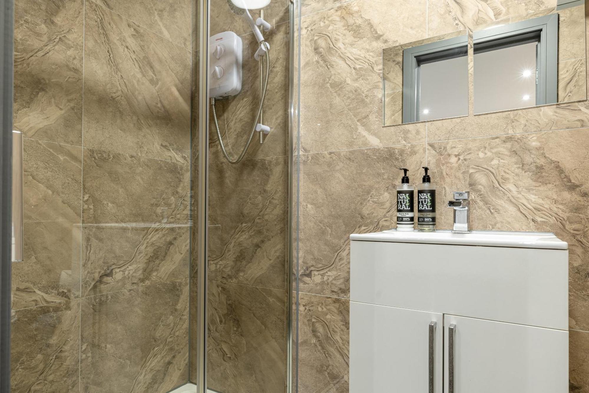 Rnm - Upgraded Business Stay For Travelling Contractors, All Amenities, Private Access Entire Place, Kitchen & Washroom, Smart Tv, Easy Access, Parking Nearby Cradley Heath Exterior foto