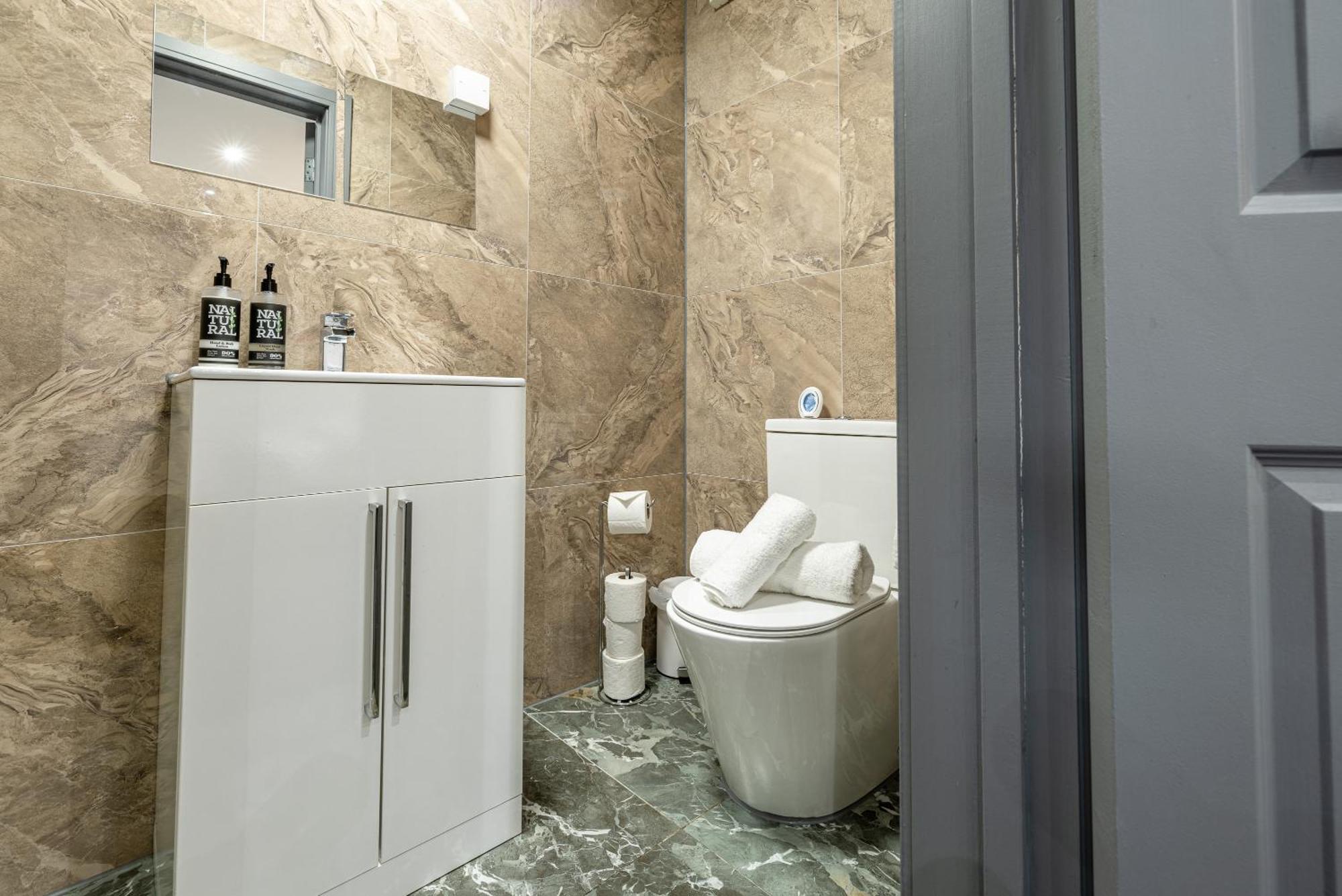 Rnm - Upgraded Business Stay For Travelling Contractors, All Amenities, Private Access Entire Place, Kitchen & Washroom, Smart Tv, Easy Access, Parking Nearby Cradley Heath Exterior foto